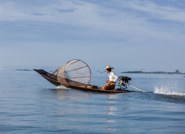 Pescador birmano tradicional en Myanmar