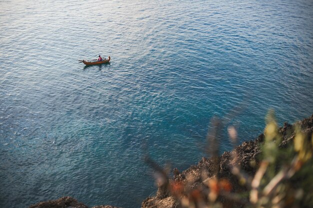 Pescador en un bote en el océano