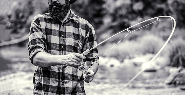 Foto pescador con caña de pesca en la orilla del lago caña de pesca pescador del lago hombres
