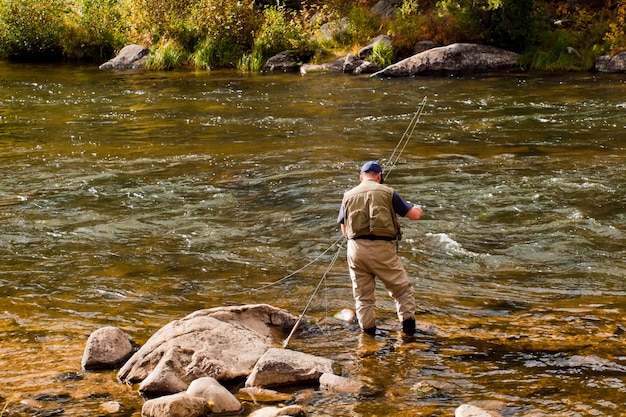 Pescador com mosca em Taylor River, Colorado.