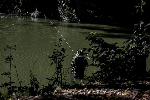 Pescador com uma vara de pescar