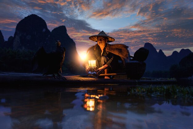 Foto pescador do rio guilin li e montanhas cársticas guangxi china