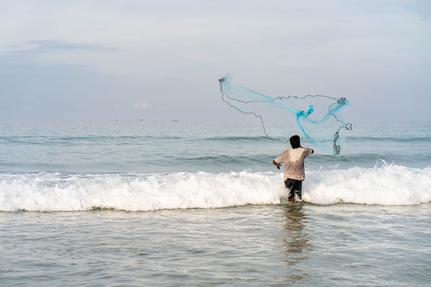 Pescador echó una red en la playa.