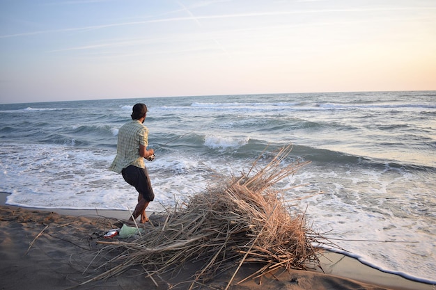 El pescador está pescando en un mar agitado.