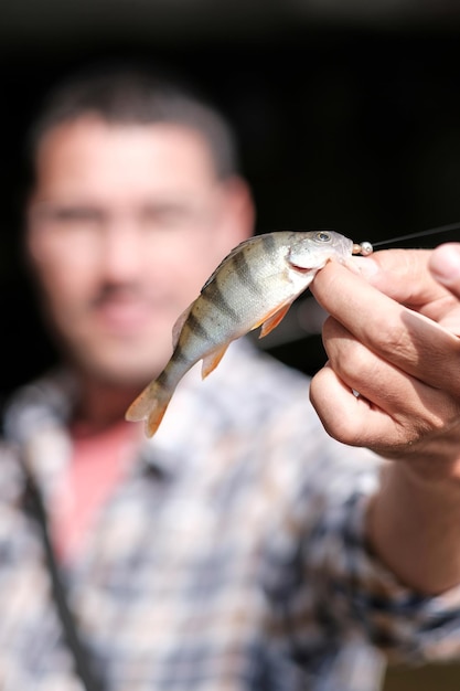 Foto el pescador feliz muestra su captura