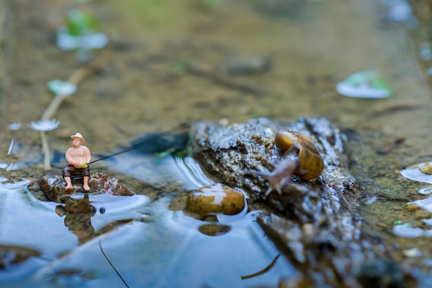 Foto pescador figura en miniatura