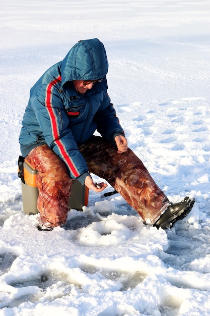 Pescador invierno en el lago