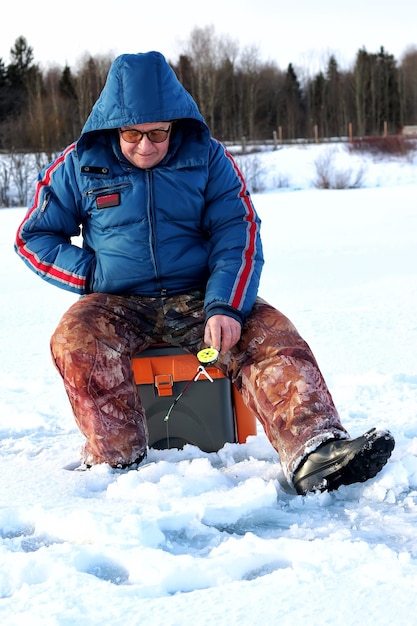 Pescador invierno en el lago