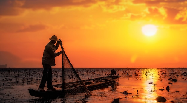 Pescador del lago en acción cuando pesca, Tailandia