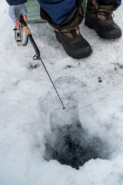 Pescador en el lago Baikal en Siberia