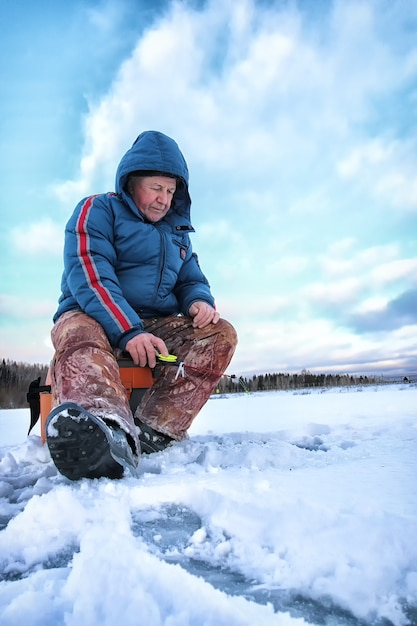 Pescador del lago de invierno