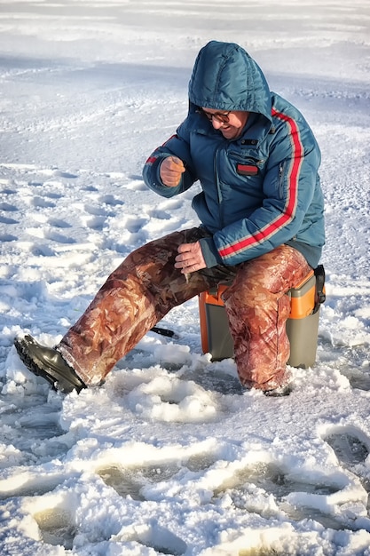 Pescador del lago de invierno