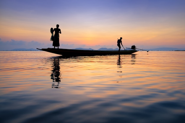 Pescador en el lago Songkhla