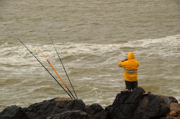 Un pescador en el mar