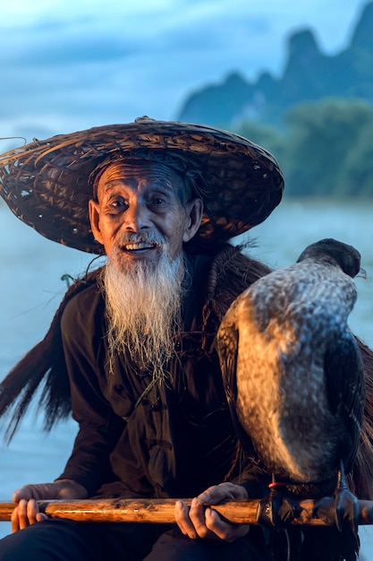 Pescador de las montañas Guilin, Li River y Karst durante la hora azul del amanecer, Guangxi, China