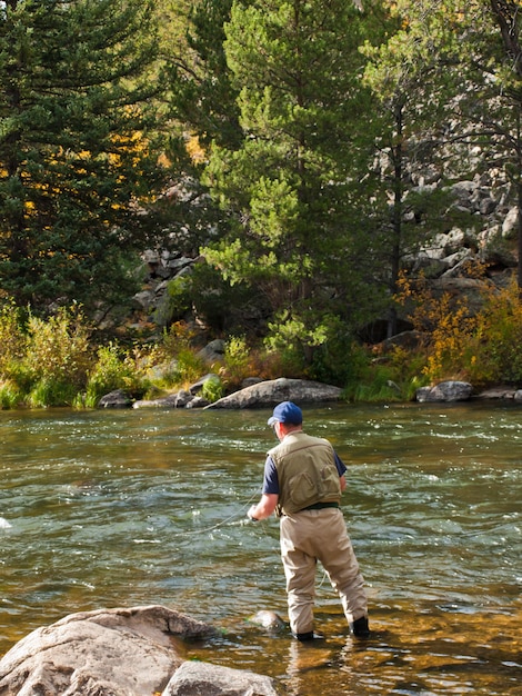 Pescador con mosca en Taylor River, Colorado.