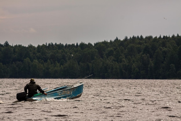 Pescador nadando en lancha