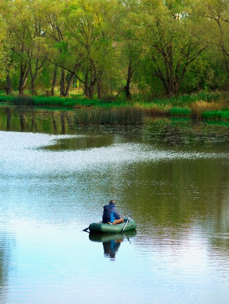 Pescador no fundo da paisagem do barco