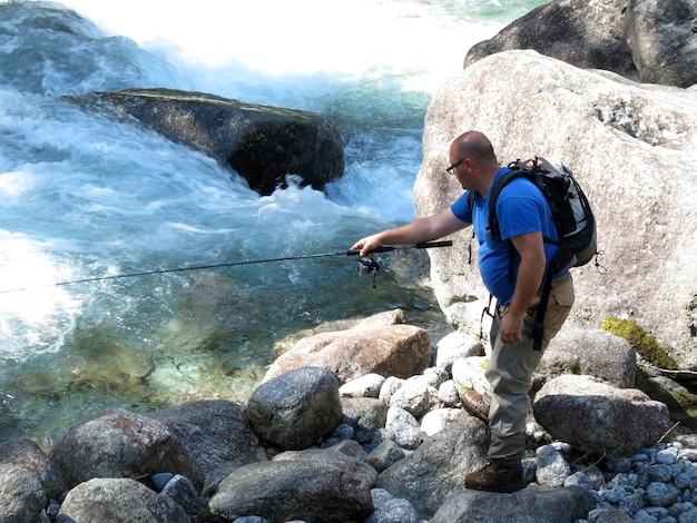 Pescador no rio