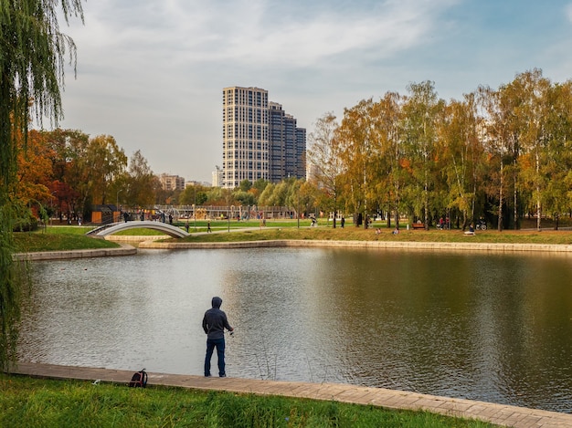 Pescador en la pesca del lago de la ciudad. Moscú.