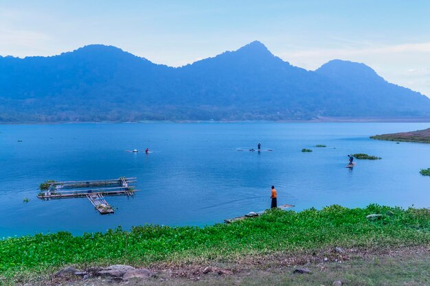 Pescador pescando en el embalse de Jatiluhur