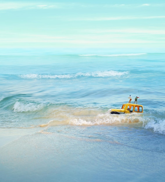 Pescador pescando en mar abierto desde el techo del coche Fondo de concepto de vacaciones de verano