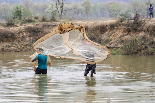 El pescador pescando peces en el estanque.