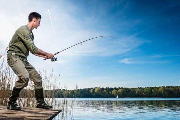 Pescador pescando pesca en el lago