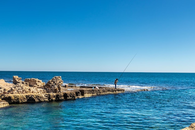 Un pescador en la playa de la ciudad de Mahdia Túnez