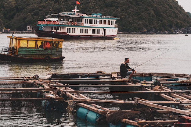 Pescador en el puerto de Cat Ba en Vietnam