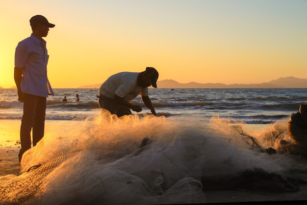 Pescador y puesta de sol