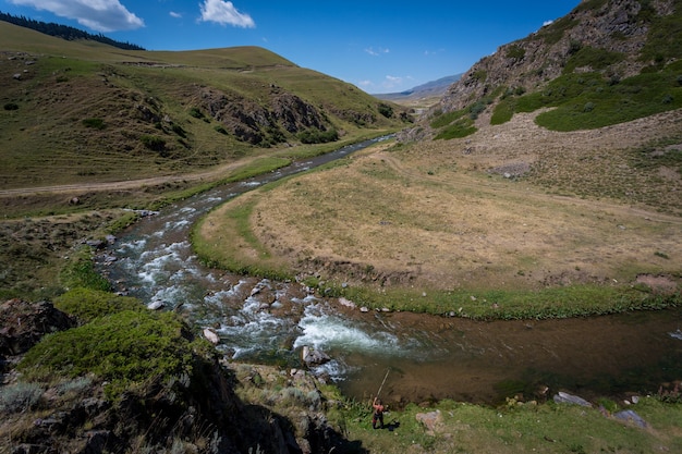 Un pescador en un río de montaña.