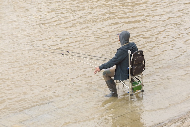 Pescador en el río