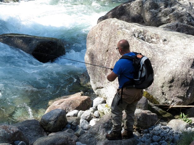 Pescador en el río