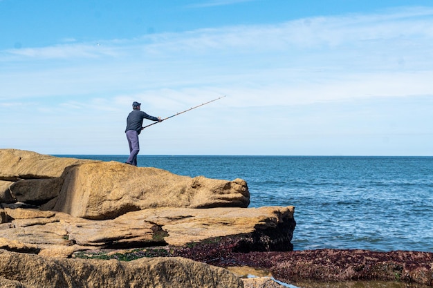 pescador sobre las rocas