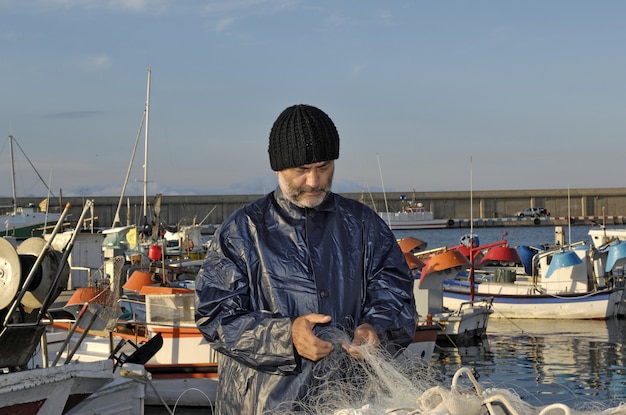 Pescador trabajando en el puerto pesquero.