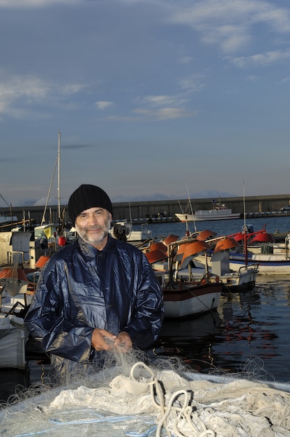 Pescador trabajando en el puerto pesquero.