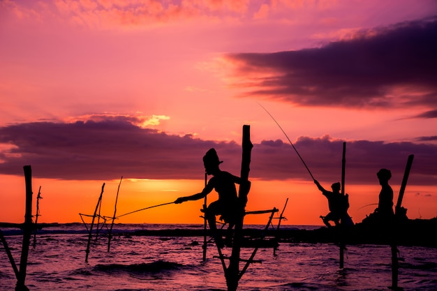 Pescador tradicional de palafitas no Sri Lanka