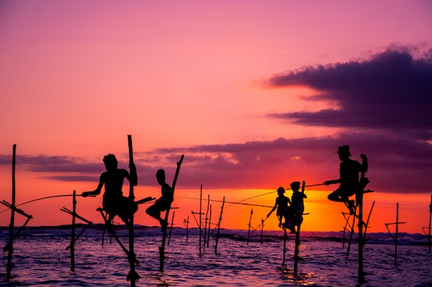 Pescador tradicional de palafitas no Sri Lanka