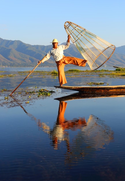 Pescador tradicional en el lago Inle en Myanmar