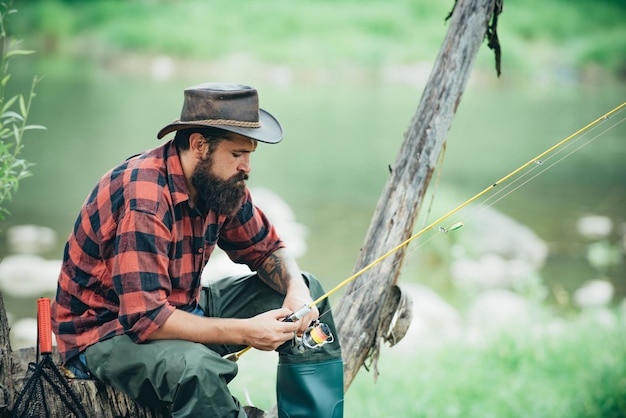 Pescador usando vara de pesca com mosca no rio de montanha um pescador de mosca pescando truta selvagem no rio