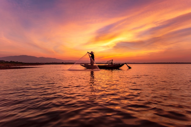 Pescadores en un bote en el lago