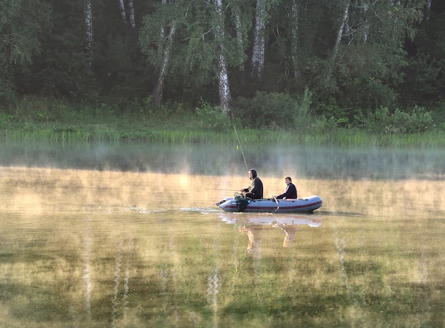 Pescadores en un bote en el lago