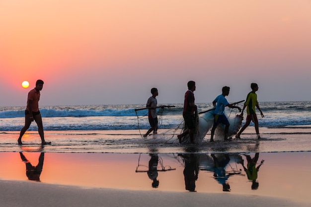 Pescadores con captura en Goa