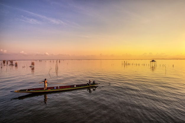 Los pescadores capturan peces por la mañana.