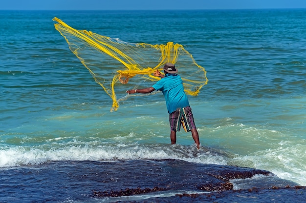 Pescadores en la costa oceánica de Sri Lanka