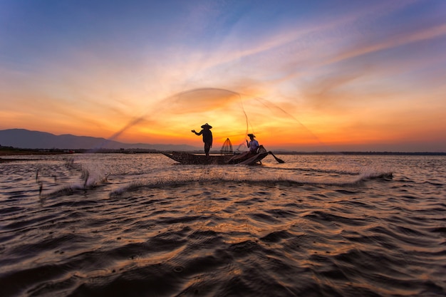 Pescadores em um barco no lago