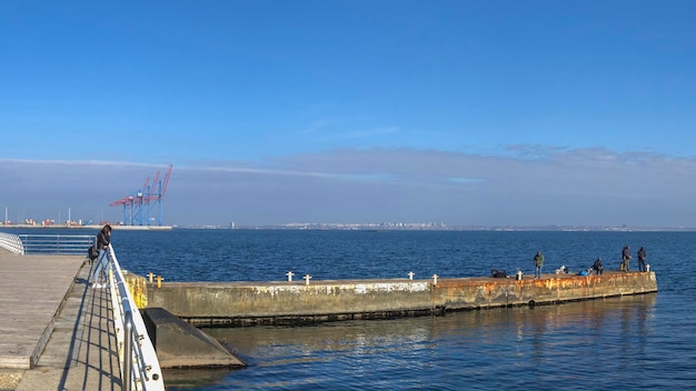 Pescadores en el embarcadero en Odessa Ucrania