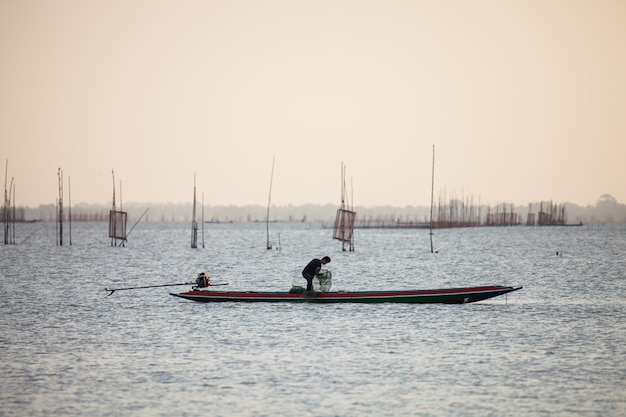 Los pescadores están pescando en el lago.