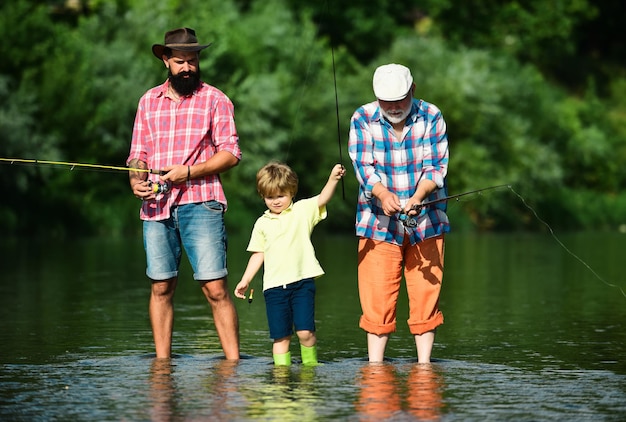 Pescadores jovens adultos conceito de pesca pai filho e avô hobby de pesca e atividade esportiva gran